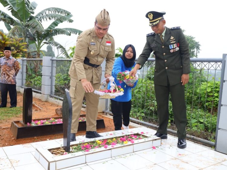 Pejabat Sementara (Pjs) Bupati Kabupaten Kutai Kartanegara (Kukar), Bambang Arwanto saat ziarah Makam Pahlawan, Bukit Biru (Aspirasi Kaltim)