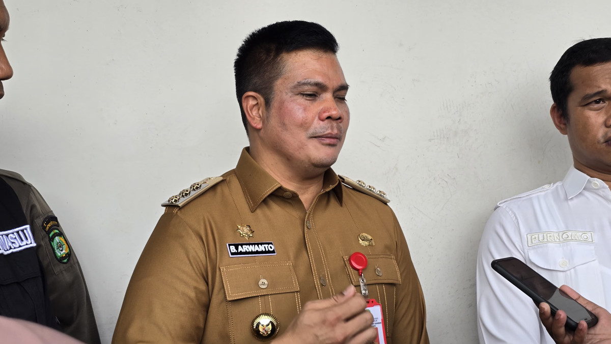 Pjs Bupati Kukar Bambang Arwanto, saat di temui awak media (Aspirasi Kaltim)