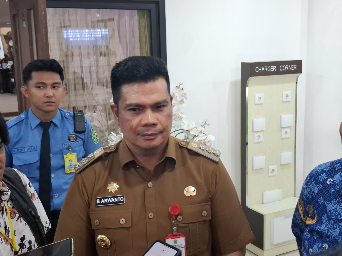 Pjs Bupati Kukar Bambang Arwanto, saat ditemui awak media, usai menyampai RAPBD, ruang rapat DPRD Kuara ( Aspirasi Kaltim)