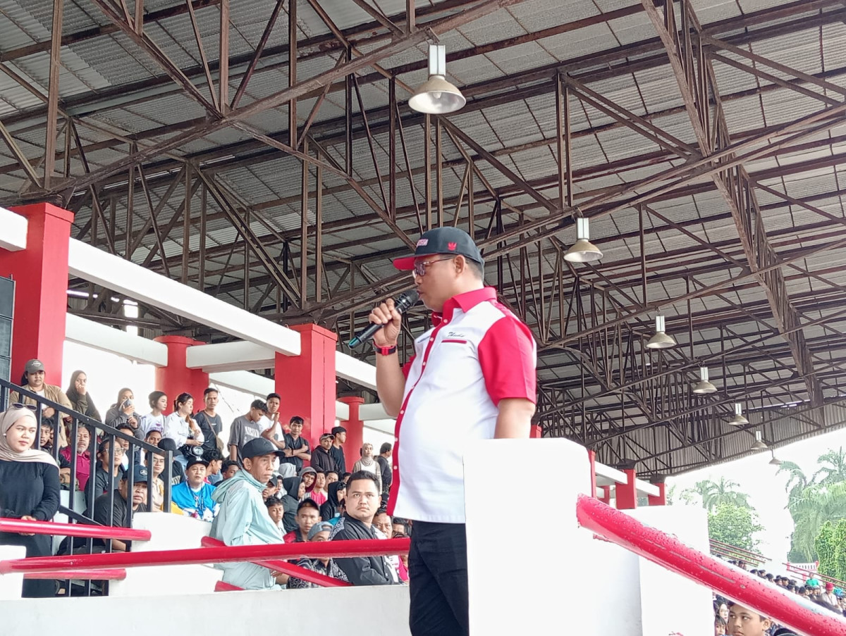 Teks foto : Ketua ASKAB PSSI Kutai Kartanegara, Tauhid Afrilian Noor, pada saat menutup secara resmi kegiatan Kejuaraan Sepak Bola Piala ASKAB U-20 Tahun 2025 di Stadion Rondong Demang, Tenggarong (By: AK)