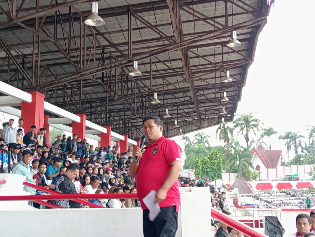 Kepala Dispora Kabupaten Kutai Kartanegara, Aji Ali Husni, saat menyampaikan sambutannya pada penutupan Kejuaraan Sepak Bola Piala ASKAB U-20 Tahun 2025 (by: Ak)
