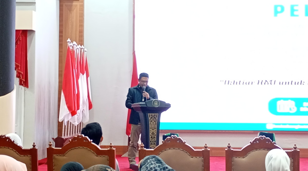 Ersiandi Kesbangpol Kukar saat membacakan sambutan Bupati Kukar Edi Damansyah pada kegiatan pelantikan pengurus HMI, Kohati, dan BPL Cabang Kukar (Aspirasi Kaltim)