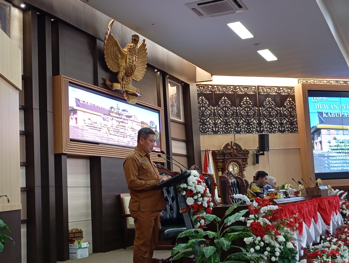 Asisten III Bidang Administrasi Umum Setkab Kukar, Dafip Haryanto, saat membacakan pengajuan 7 Raperda Pembentukan Desa Baru (Aspirasi Kaltim)