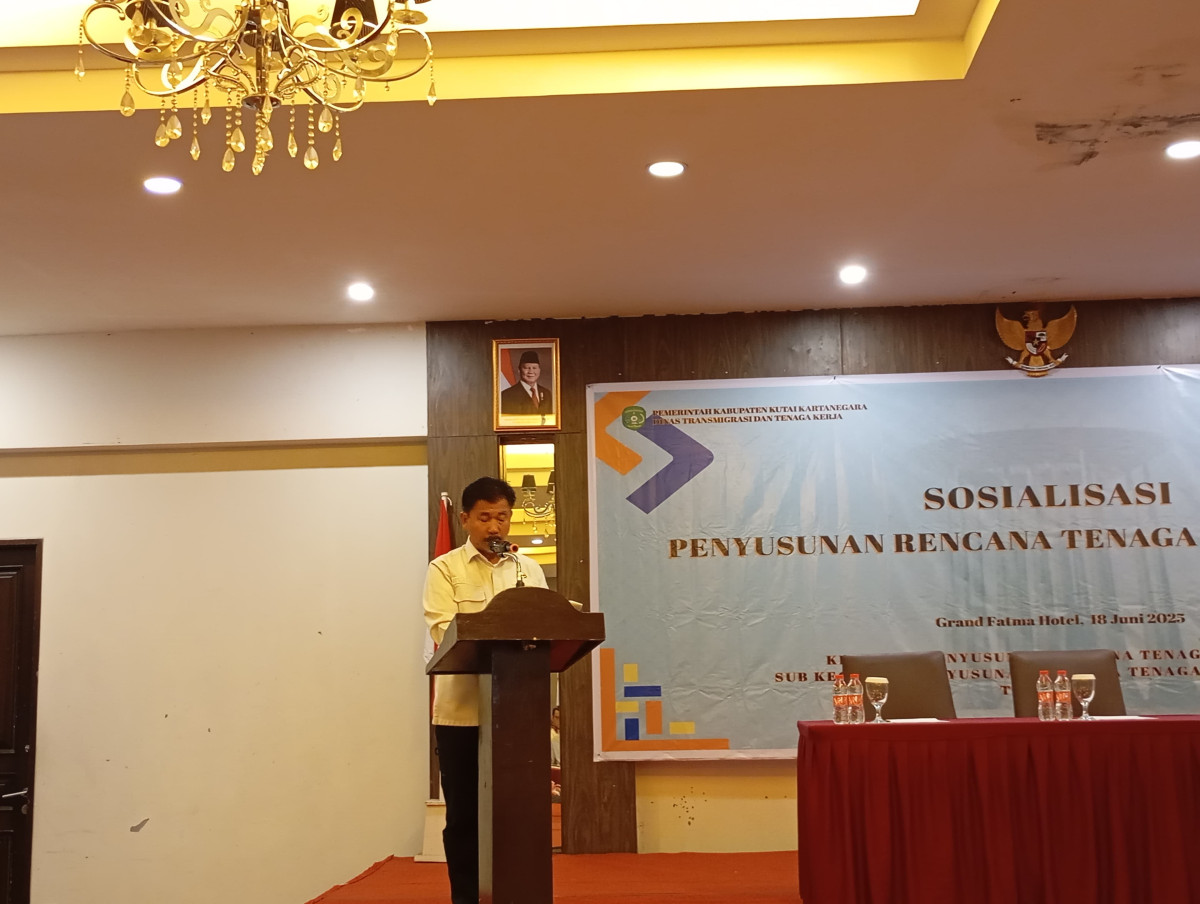 Sekretaris Daerah Kukar, Sunggono, saat menyampaikan sambutan mewakili Bupati Kukar Edi Damansyah dalam kegiatan Sosialisasi Penyusunan RTKD (Aspirasi Kaltim)