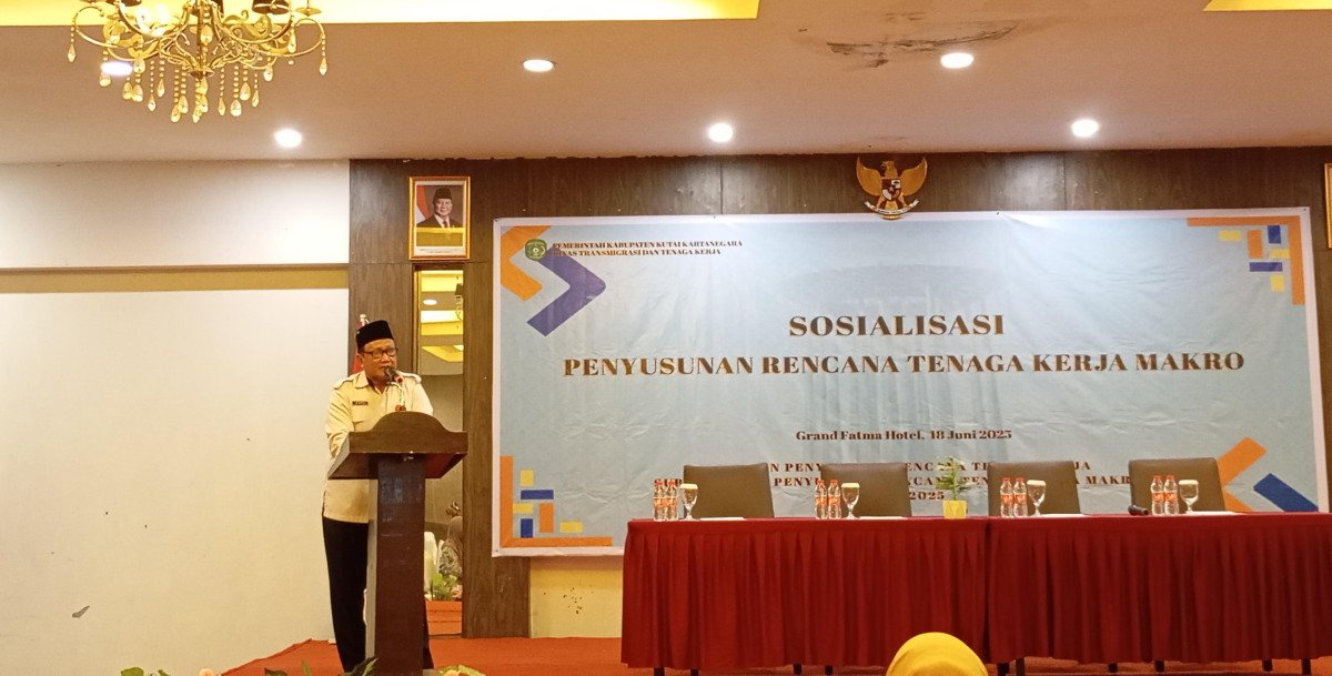 Plt. Kepala Distransnaker Kukar, Muhammad Hatta, saat menyampaikan laporan panitia pelaksana kegiatan (Aspirasi Kaltim)