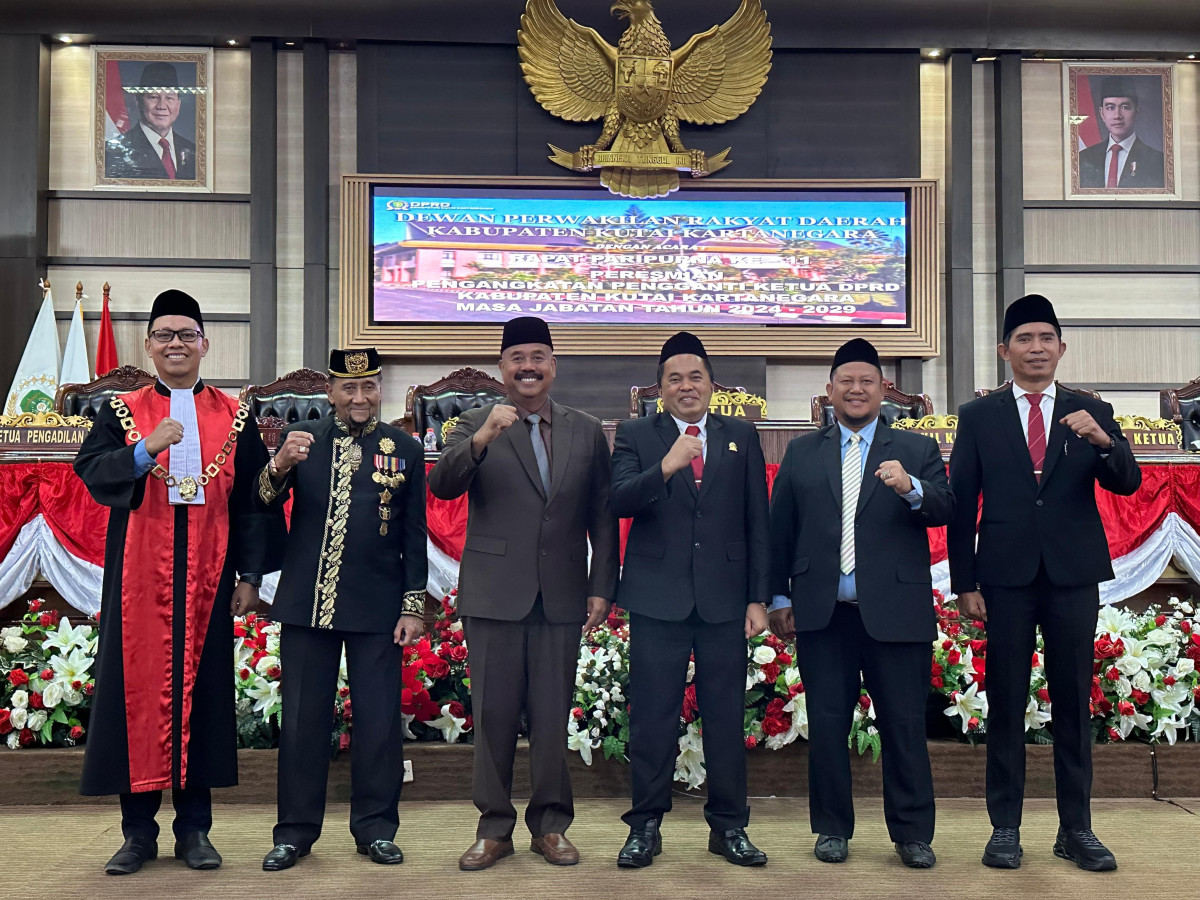 Momentum foto bersama pada kegiatan pelantikan Ketua DPRD Kukar (Aspirasi Kaltim)
