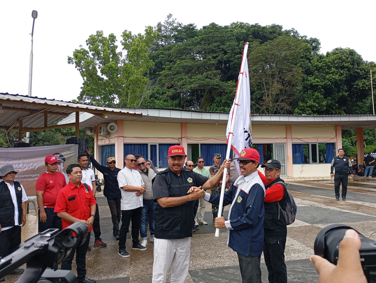 Momentum penyerahan panji KTNA Kukar oleh Bupati Kukar kepada Kepala Distanak Kukar (Aspirasi Kaltim)