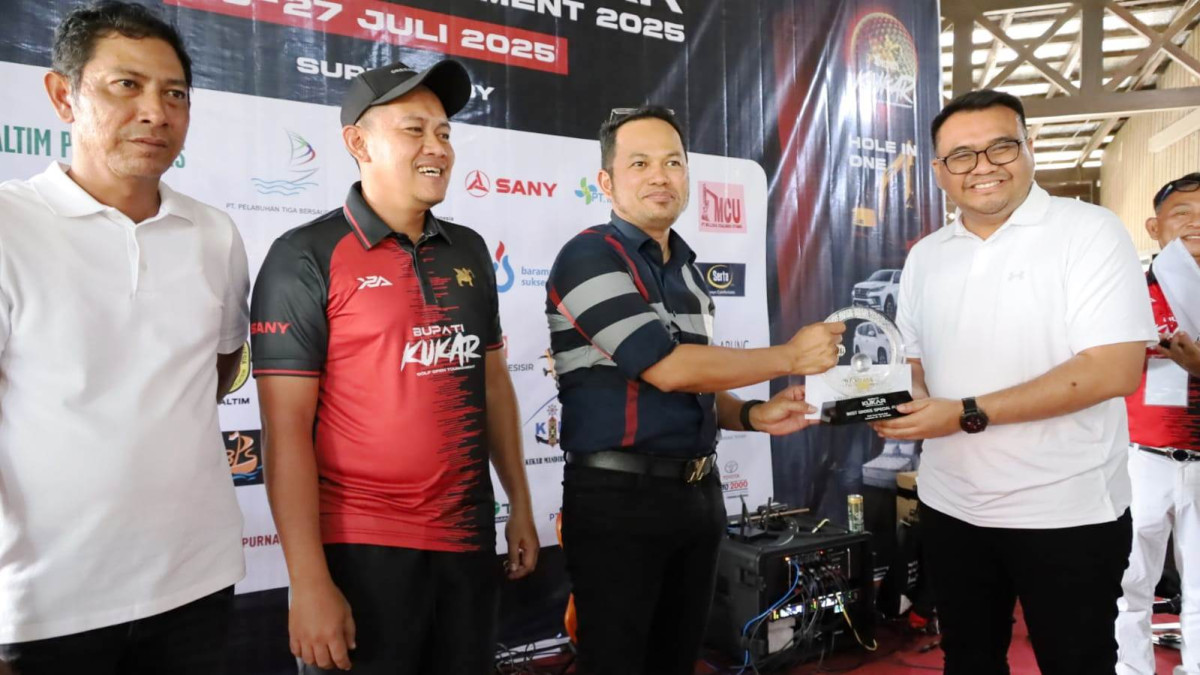 Bupati Kukar Aulia Rahman Basri bersama Gubernur Kaltim Rudi Mas’ud pada kegiatan Turnamen Golf Bupati Kukar Cup 2025 (Ist)