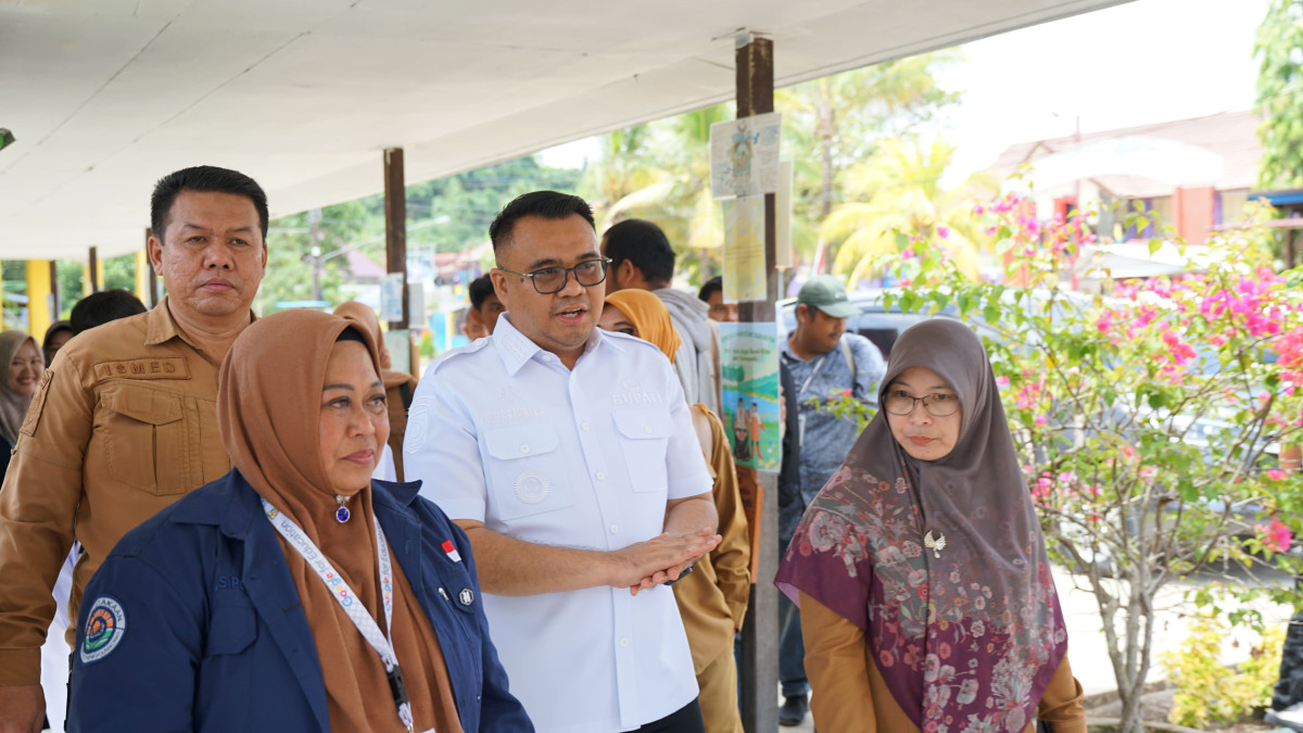Kepala Bidang Seksi Penjaminan Mutu dan Kelembagaan SMP Disdikbud Kukar, Emy Rosana Saleh, Bersama Bupati Kukar saat kunjungan di SMP Negeri 3 Tenggarong dalam rangka Lomba Perpustakaan SMP Tingkat Provinsi (Ist)